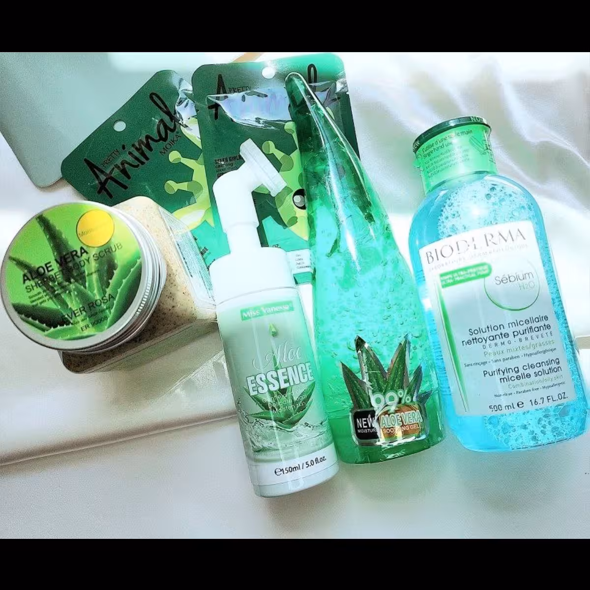 پک پنج تکه آلوئه ورا شامل اسکراب کاسه ای و فوم براش دار و ژل و میسلارواتر و ماسک ورقه ای 