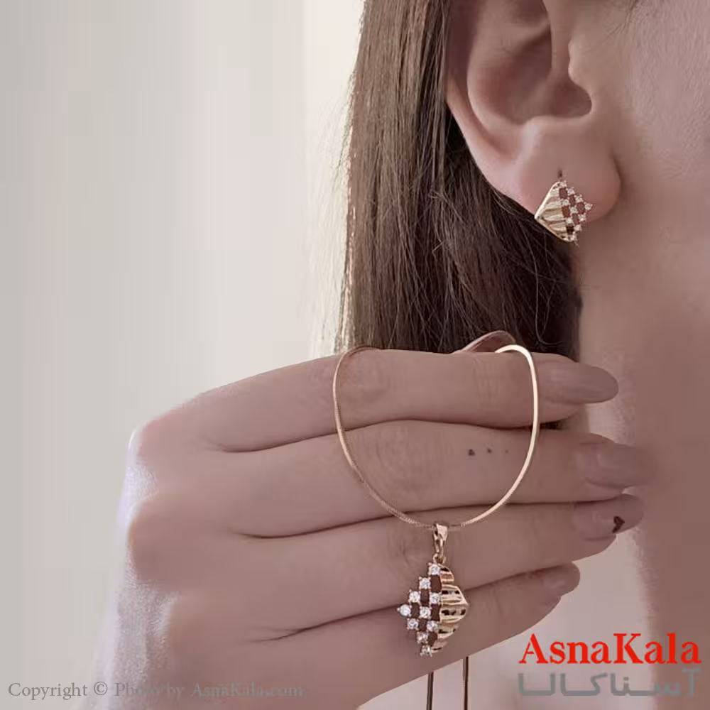 نیم ست زنانه ژوپینگ مدل لوز مدرن نگینی شامل گوشواره و گردنبند طرح طلا کد NIM14550W