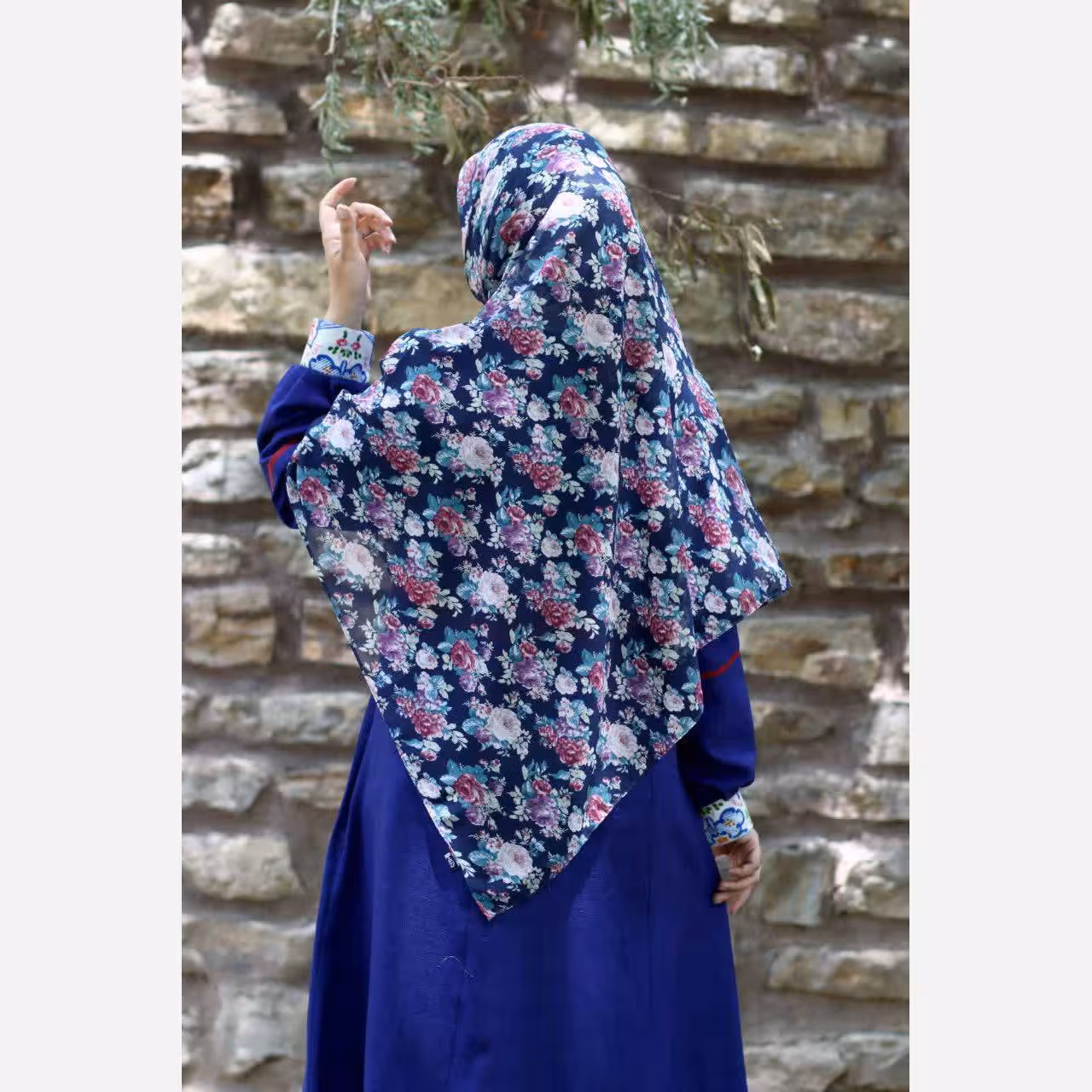 روسری حریر سفارشی  زمینه سورمه ای با گل های بهاری مزون حجاب تبسم قواره دار  همراه با هدیه