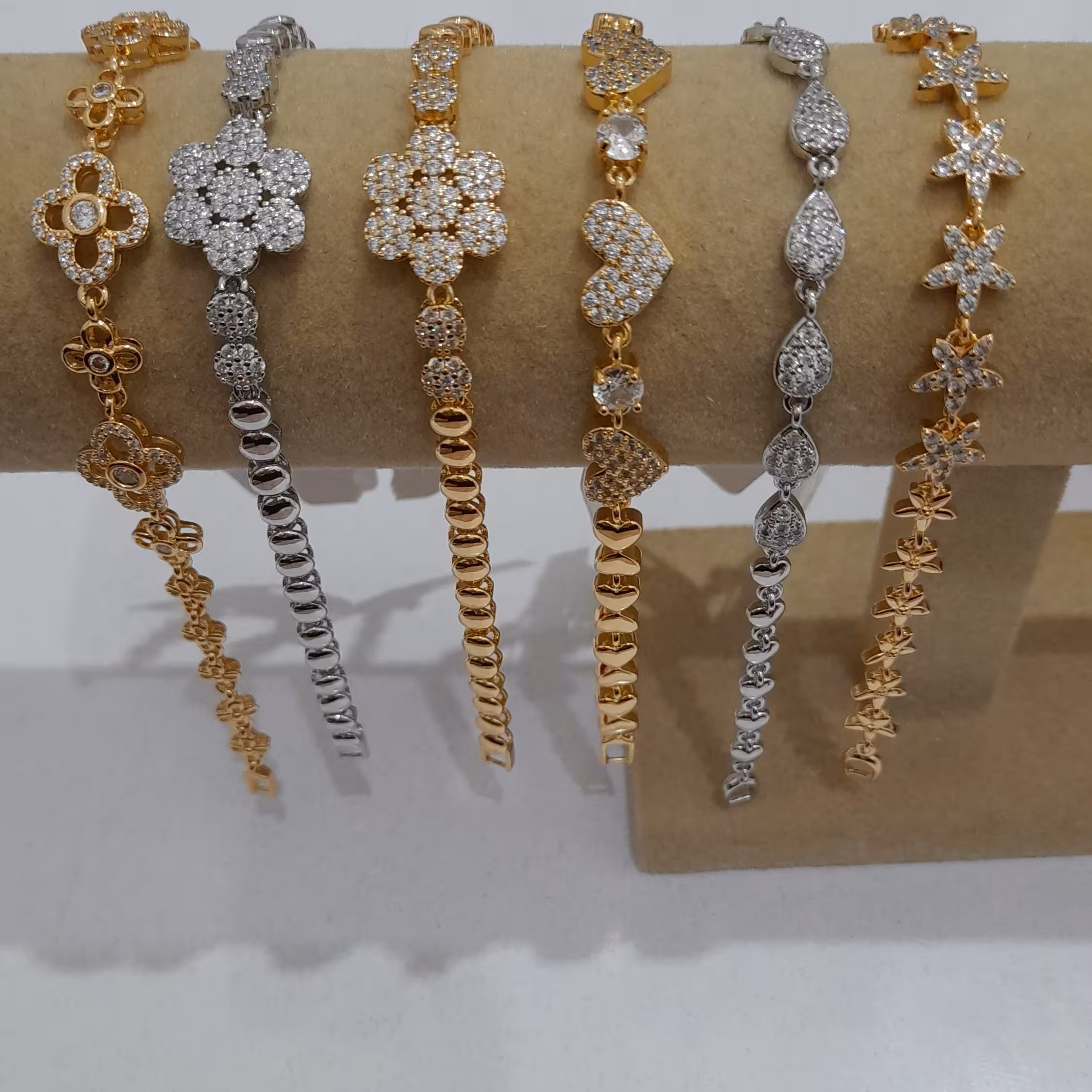 دستبندCM رنگ ثابت در طرحهای مختلف طلایی و نقره ای شیک و زیبا