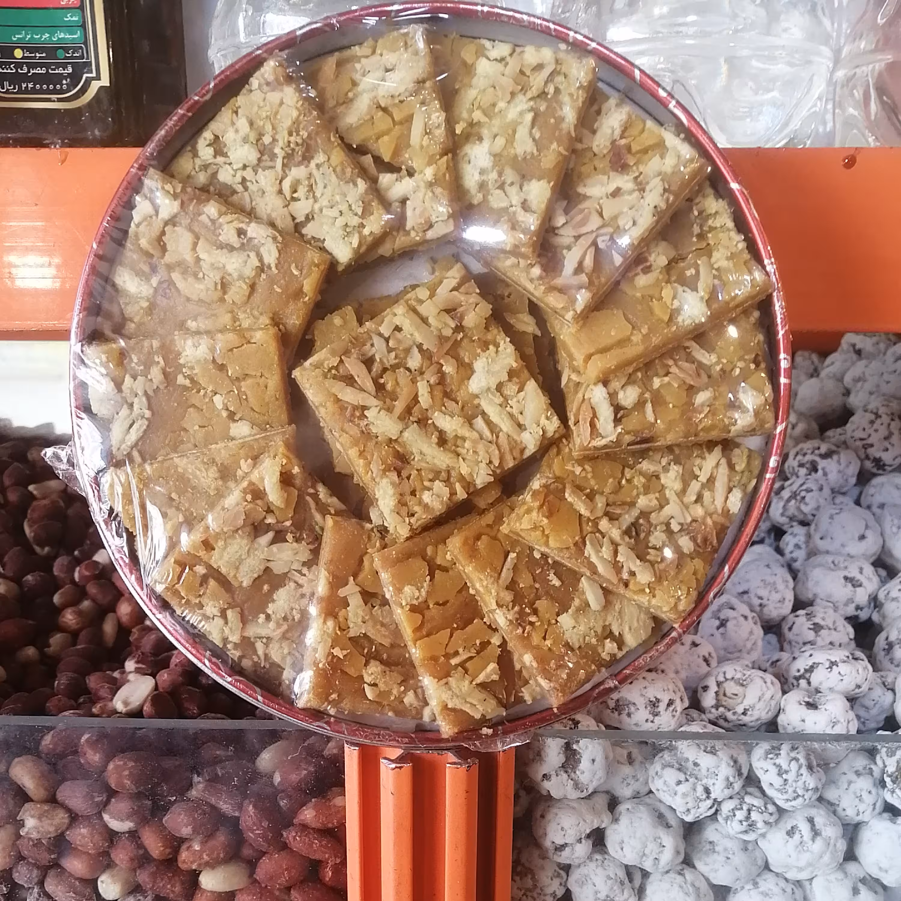 سوهان کره ای با تزئین خلال بادام ومغز پسته