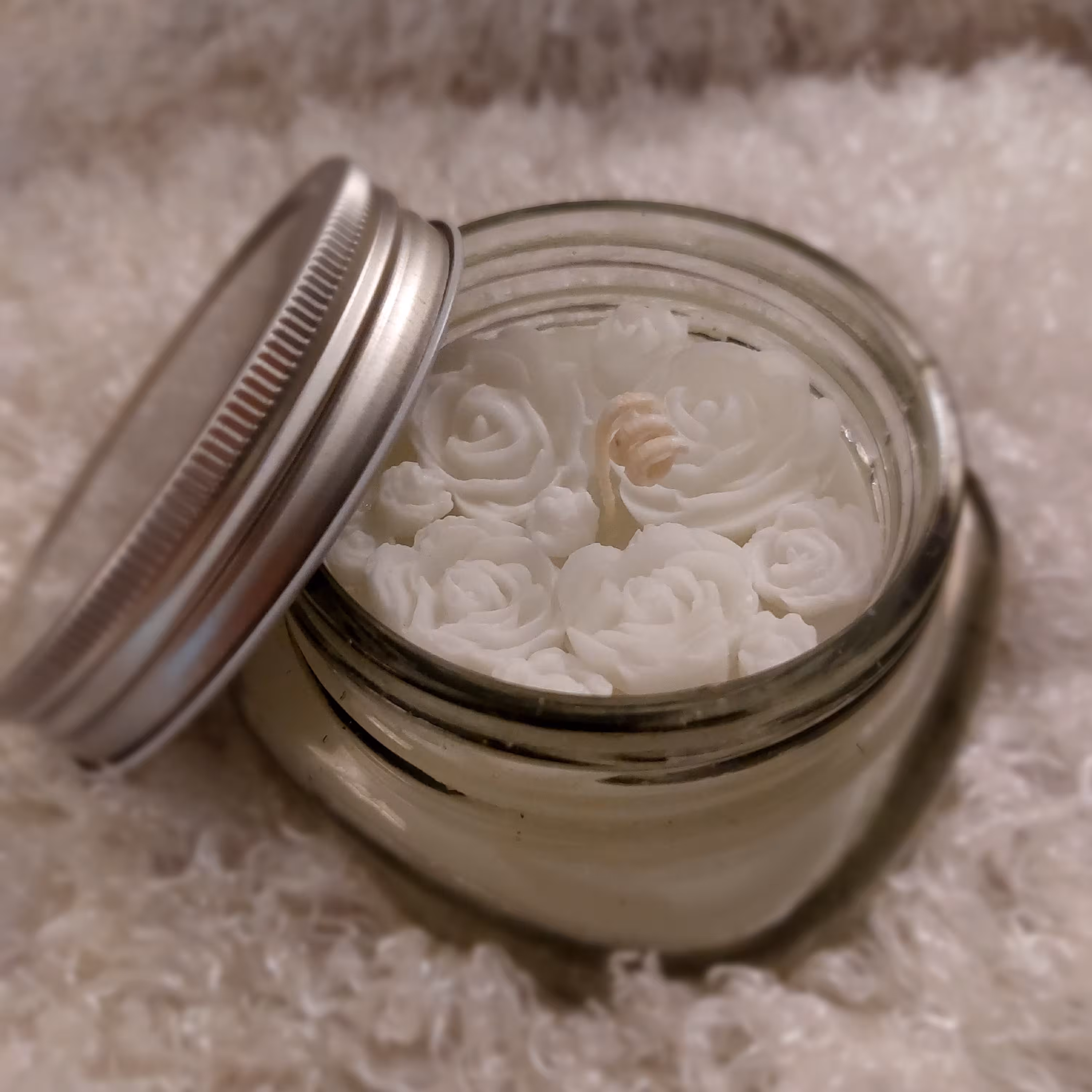 شمع جار  سفید، درب فلزی، گل های کوچک در سطح شمع، فیتیله با سوخت عالی 