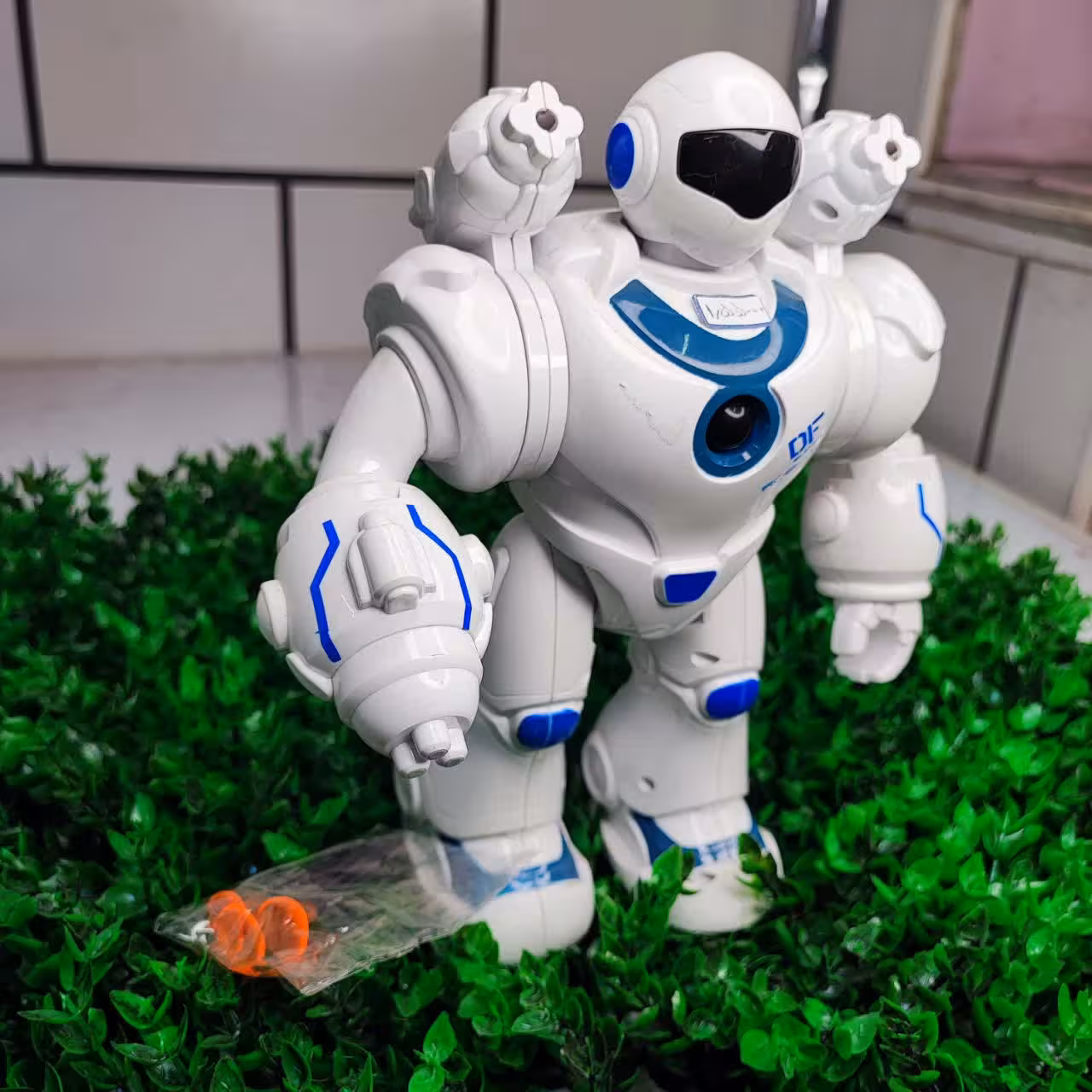 ربات تیر پرتابی روی شونه