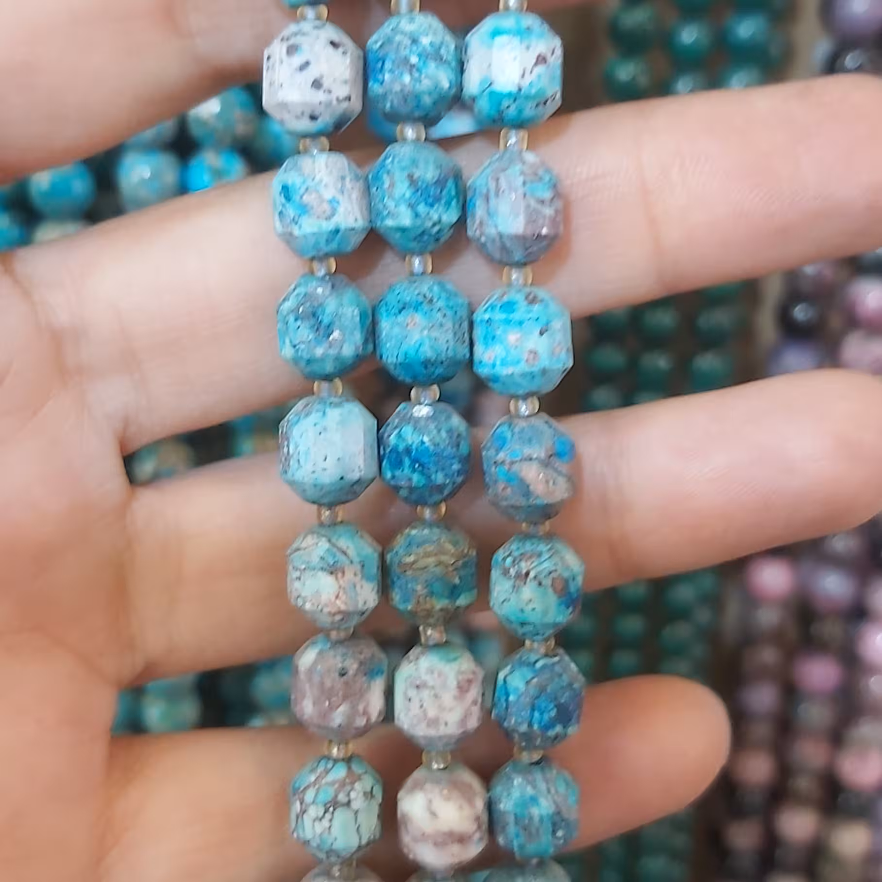 سنگ فیروزه تراش دار  دونه ای مناسب ساخت دستبند و زیورالات