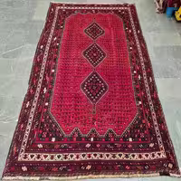 فرش دستباف شیراز طرح 3 ترنج، سایز قالی، رنگ زمینه لاکی، رنگ حاشیه کرم، کد 38415