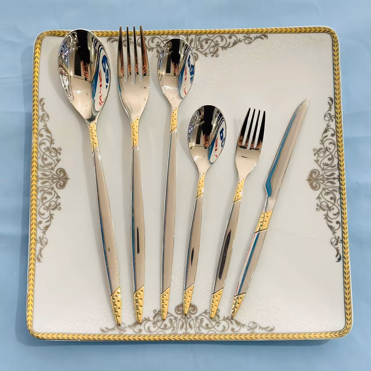سرویس قاشق و چنگال یونیک مدل سوزنی 24 نفره نیمع طلایی 120 پارچه کامل