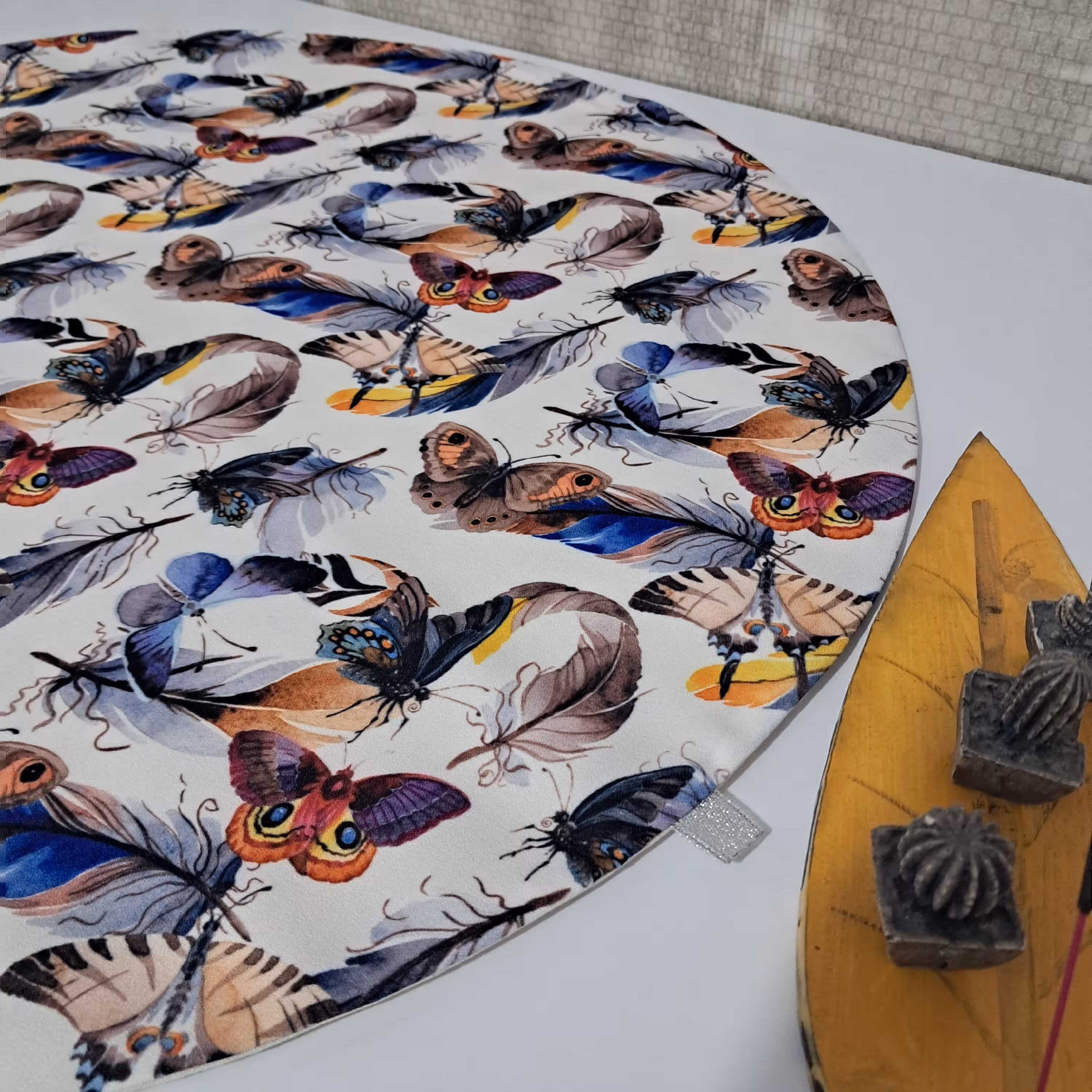 رومیزی جلومبلی گرد طرح پروانه بسیار زیبا حراج تک شده