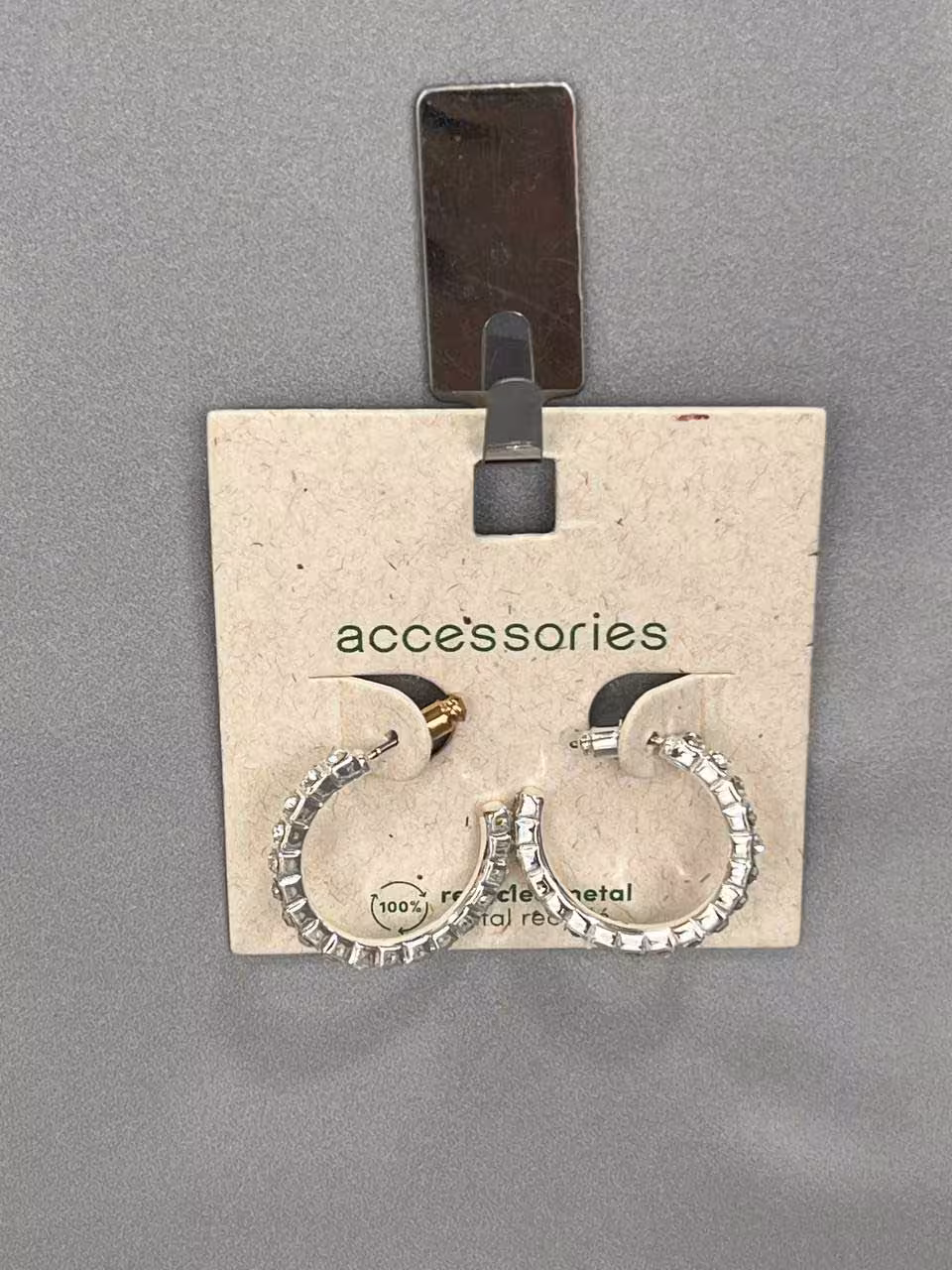 گوشواره حلقه‌ ای نگیندار نقره‌ ای