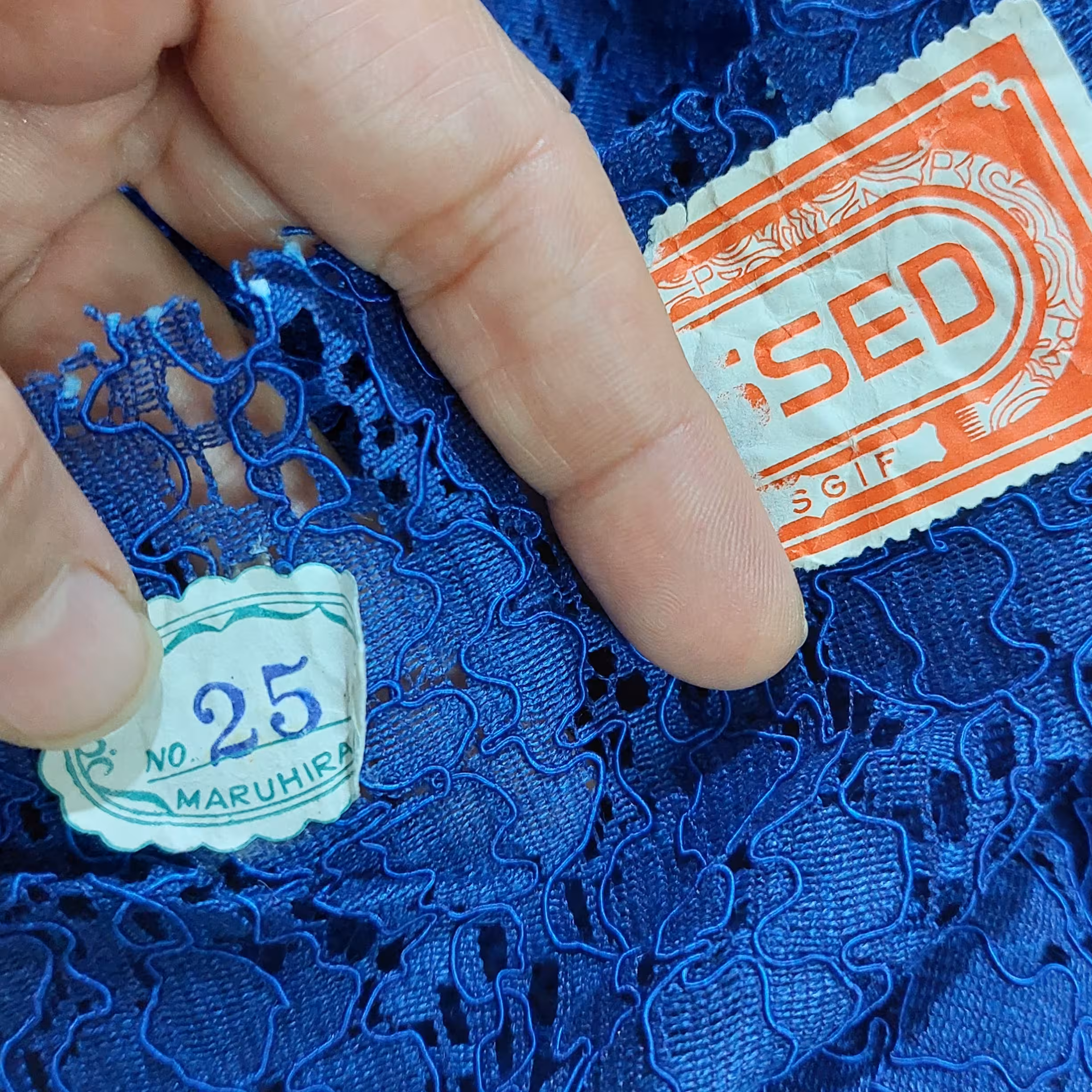 پارچه گیپور قدیمی خارجی.عتیقه. 85سانت باعرض 93 یه تکه اضافه هم سر پارچه داره