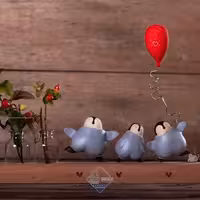 گلدان پنگوئن سه عددی و موشک بادکنک به دست