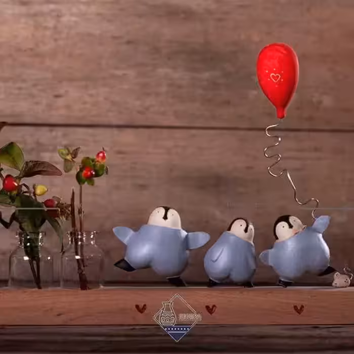 گلدان پنگوئن سه عددی و موشک بادکنک به دست