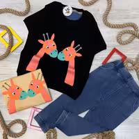 لباس کودک ست تیشرت شلوار  لی اسپرت دخترونه پسرونه طرح زرافه رنگبندی سایزبندی 35 تا 50