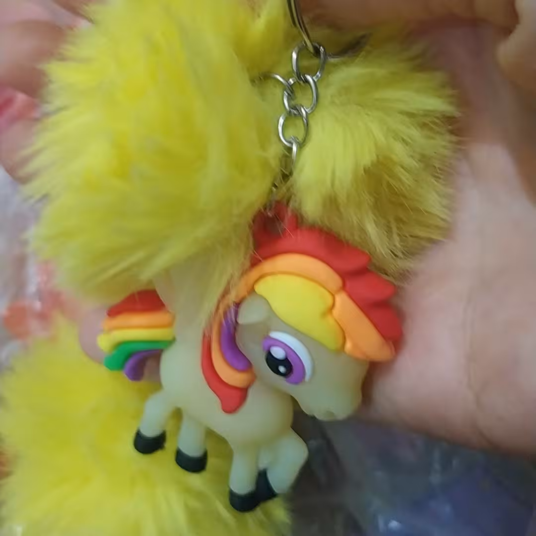 آویز  سیلیکونی شخصیت کارتونی پونی وپوم پوم خزی.جنس حلقه آویز فلزی.قابل استفاده به عنوان جاکلیدی جاسوئیچی و آویز کیف