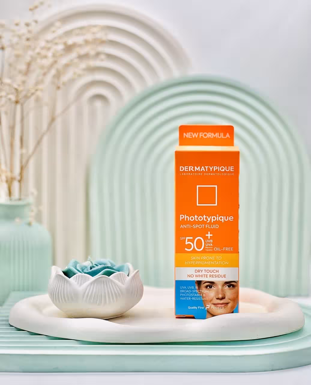 خرید فلوئید ضد آفتاب روشن کننده SPF50 درماتییک 50 میلی لیتر -