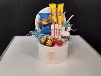 باکس هدیه شکلات و عروسک دختر روسی آبی
