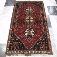 فرش دستباف شیراز طرح 3 ترنج سایز ذرع و نیم با زمینه لاکی و حاشیه کرم کد 38554