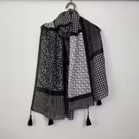 شال نخی جذاب سفید مشکی طرح مخلوط