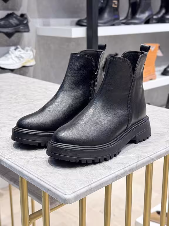 نیم بوت پاشنه 4سانت کد n5-108 رنگ مشکی سایز 39