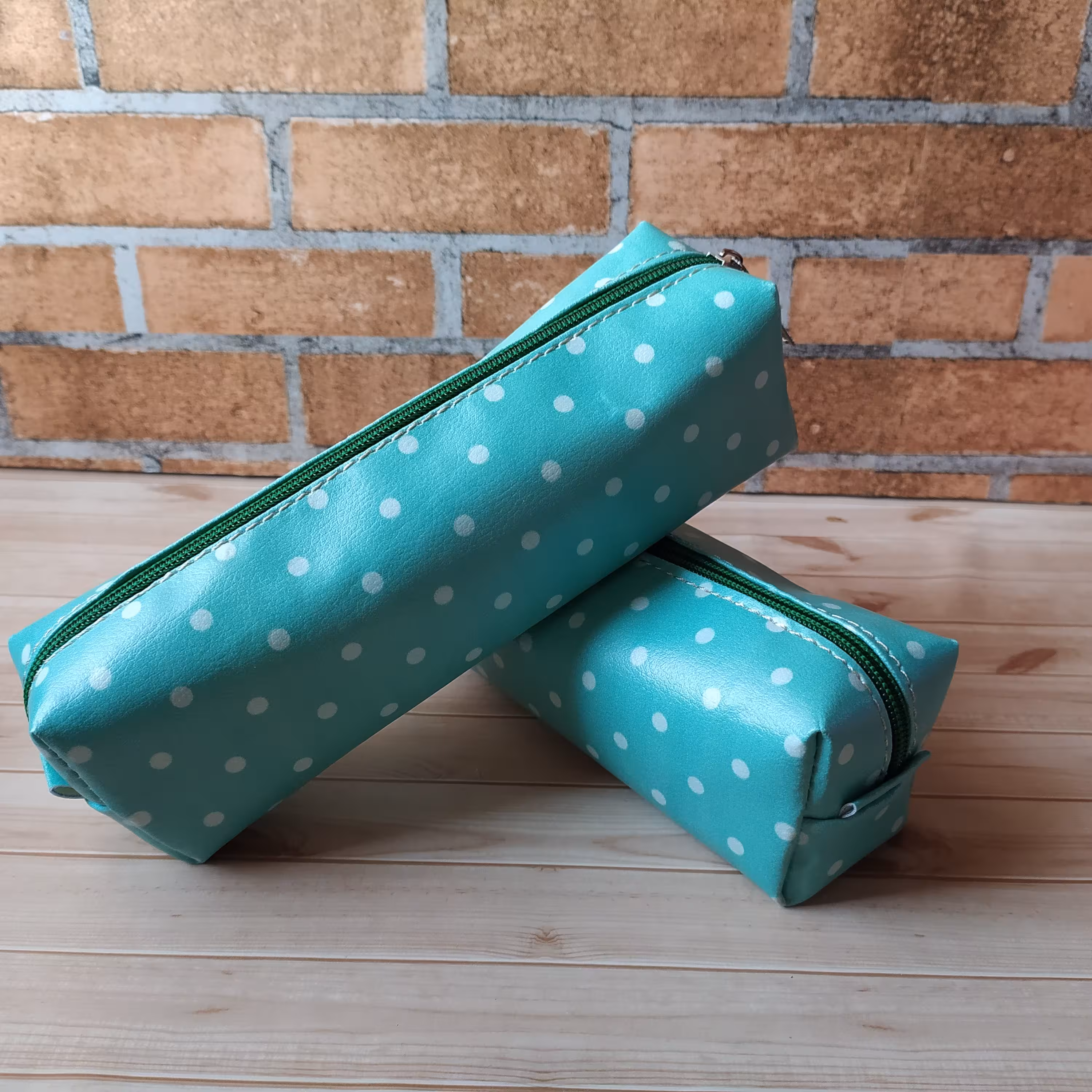 جامدادی چرم  فانتزی  طرح    خال خالی سبز   جامدادی با تنوع بالای45طرح مناسب هدیه تک و عمده