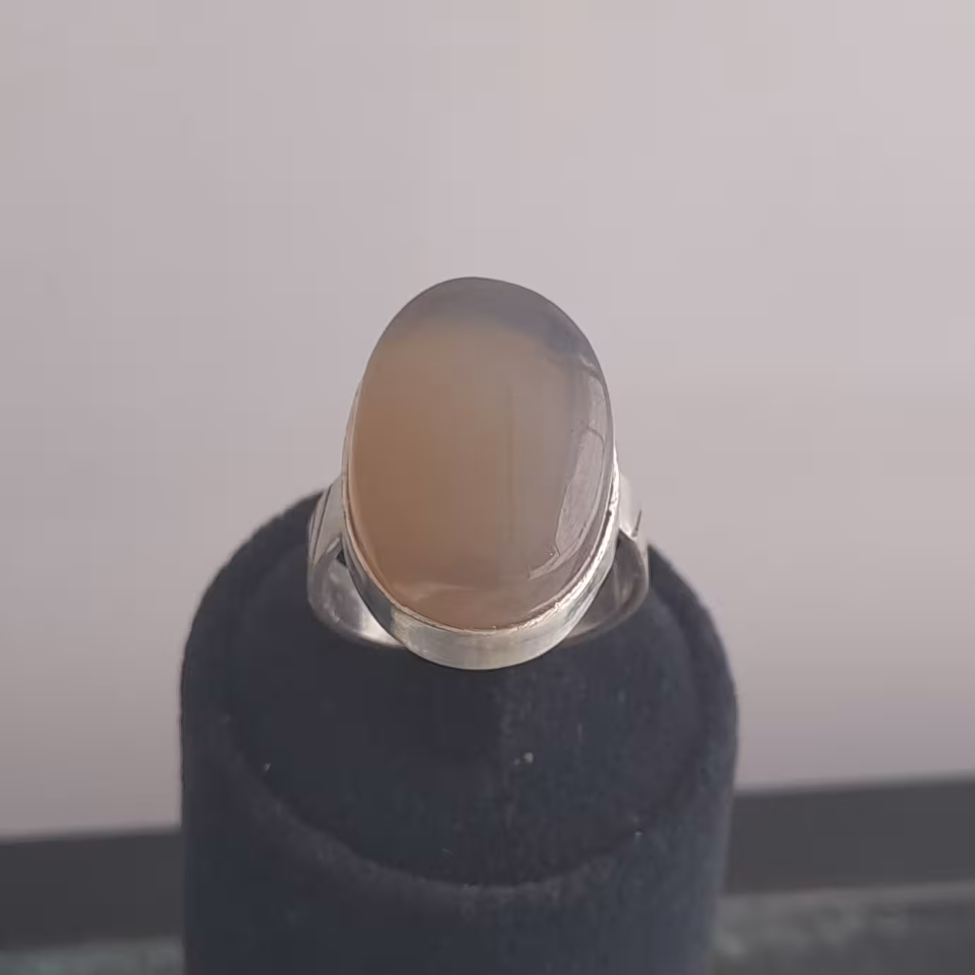 انگشتر عقیق شیری .