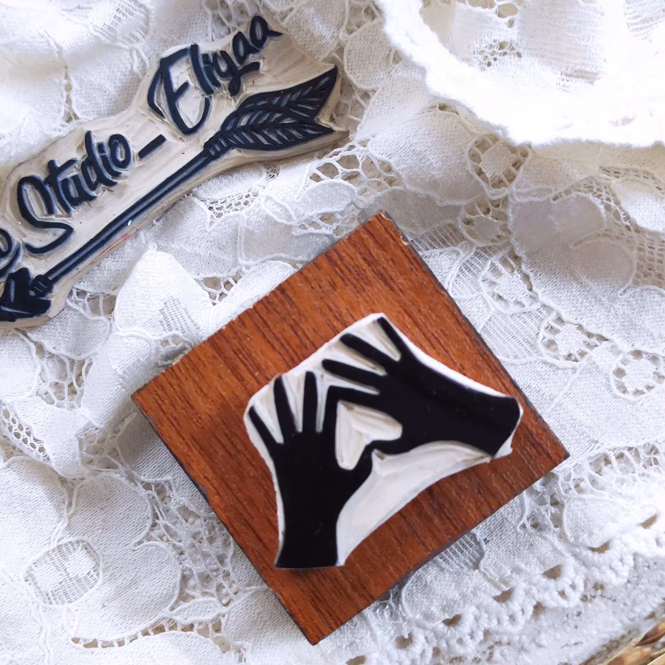 مهر دستساز دو دست با نشان قلب