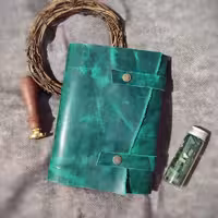 دفتر چرمی ، چرم گاوی افکتی سبز چمنی، 20 در 15 , صد برگ کاغذ نخودی رنگ خطدار، دکمه ای