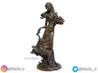 مجسمه زن برنزی انگور به دست