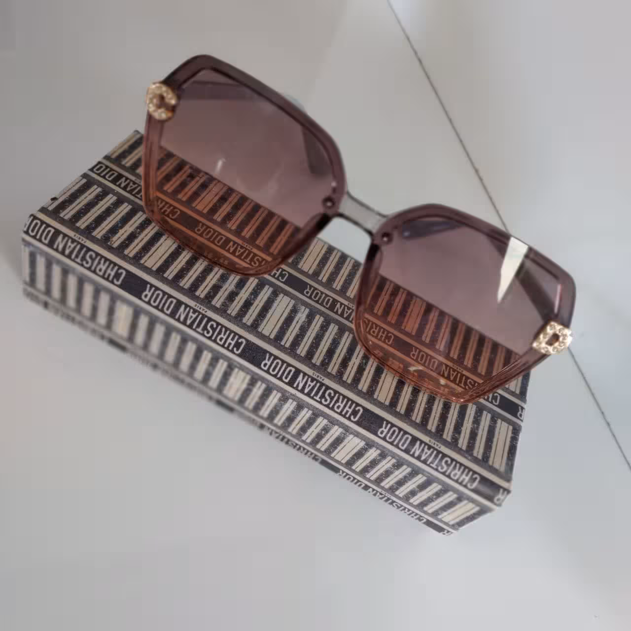 عینک زنانه دخترانه  

یووی 400 محافظت از نور خورشید

