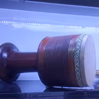 تنبک چوبی یک تکه با پوست شتر  دهنه 20درجه یک تک مهر ویژه 