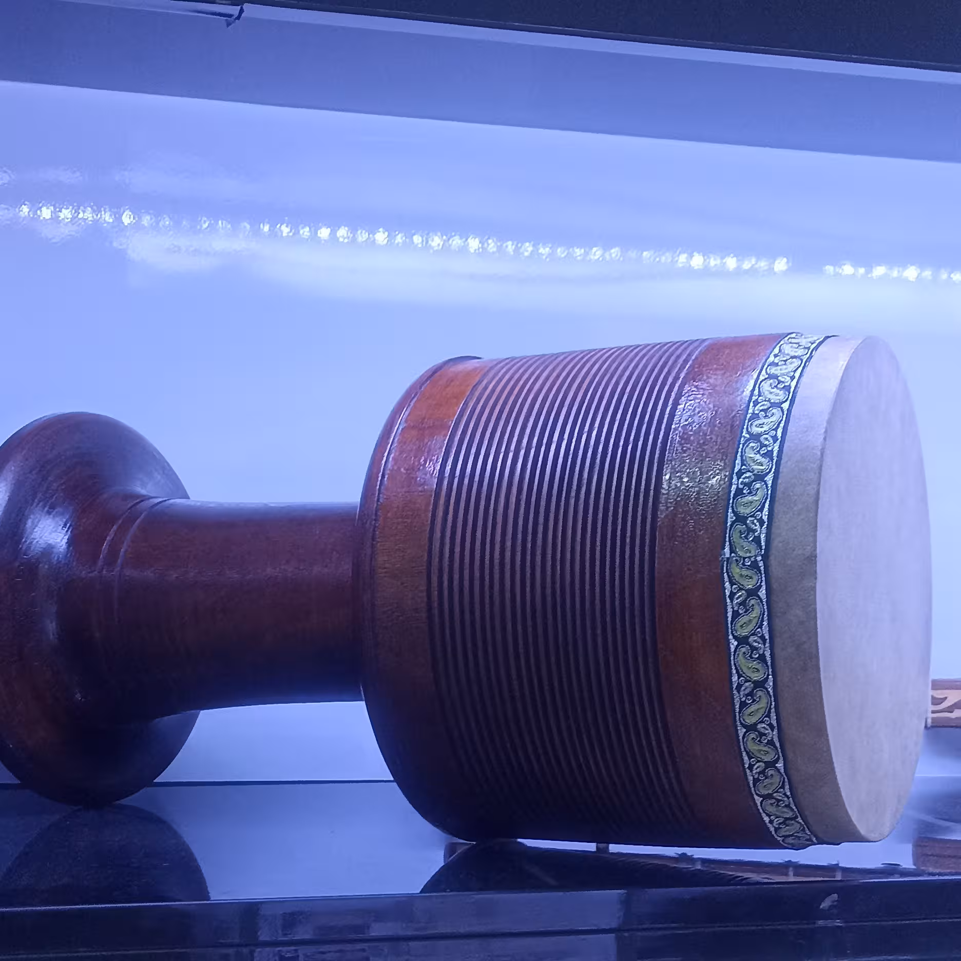 تنبک چوبی یک تکه با پوست شتر  دهنه 20درجه یک تک مهر ویژه 