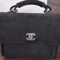 کیف مخمل اشبالت دو طبله دسته دار طرح چنل سجاف دار  -پشت و جلوی کیف زیپ دار و جیب موبایل 