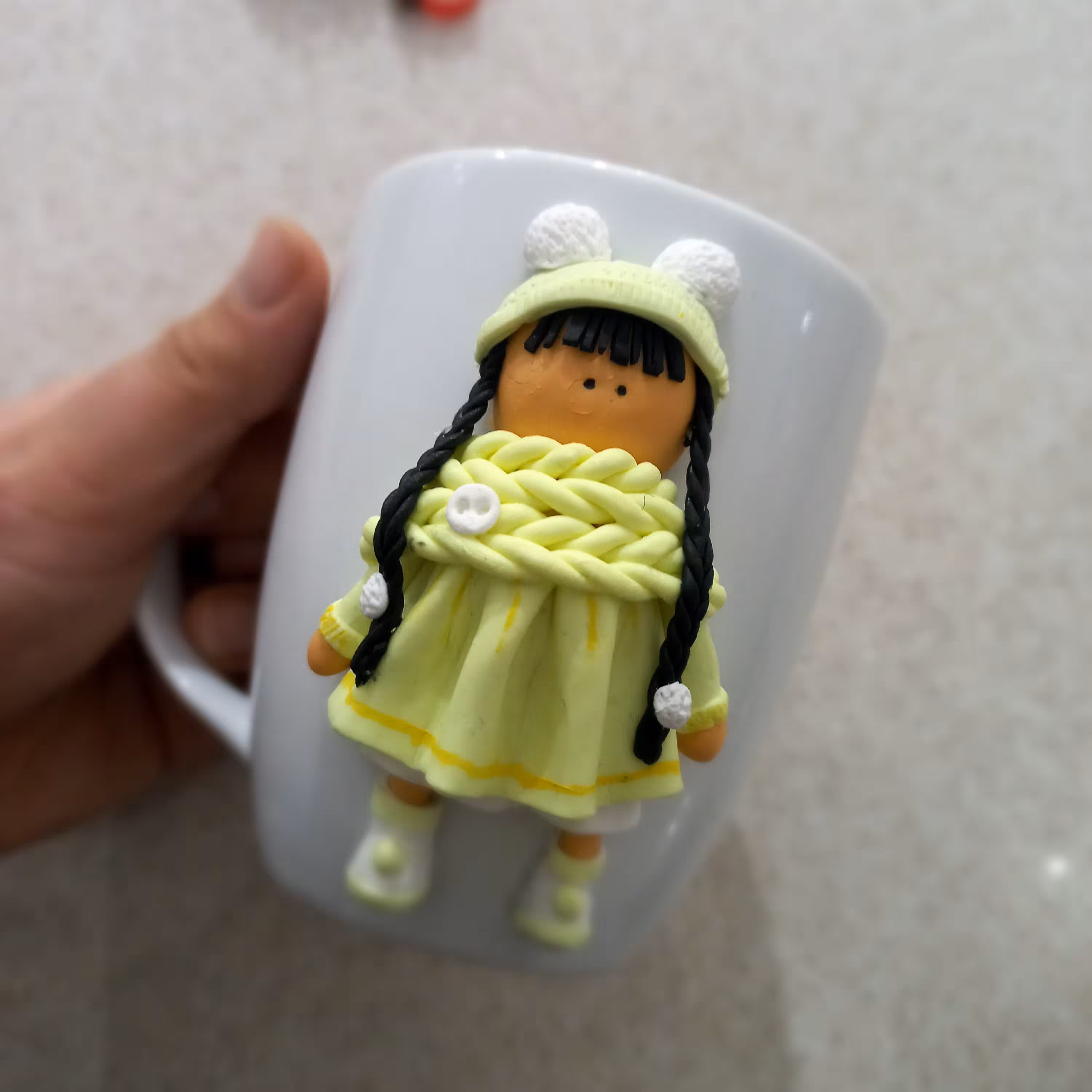 ماگ عروسکی  سرامیکی  دختر لیمویی (ضد آب )