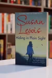 Hiding in Plain Sight اثر Susan Lewis