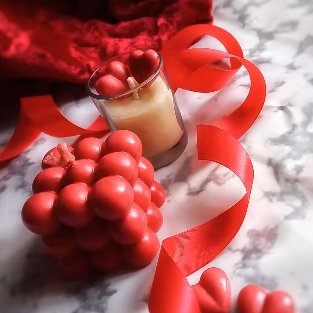 شمع روبیک قرمز دارای رنگبندی متنوع