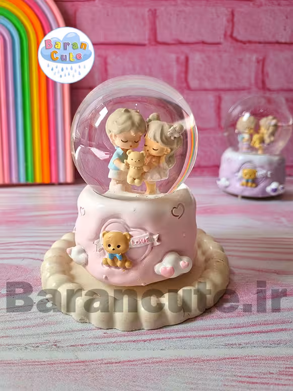 گوی موزیکال برفی چراغ دار (سایز متوسط) طرح دختر و پسر کیوت صورتی