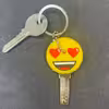 کاور کلید مدل 01 Emoji Heart Eyes به همراه آویز