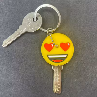 کاور کلید مدل 01 Emoji Heart Eyes به همراه آویز