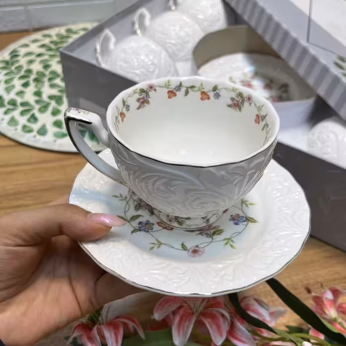 ست چایخوری 12 پارچه گل‌دار کد 6111 | فنجان و نعلبکی چینی طرح با نقش برجسته و گل‌های ظریف