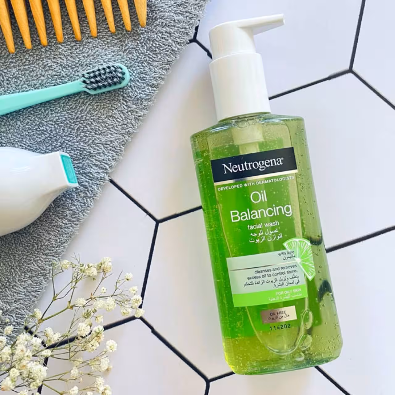 ژل شستشوی صورت لیمو آلوورا نوتروژینا Neutrogena مدل Oil Balancing