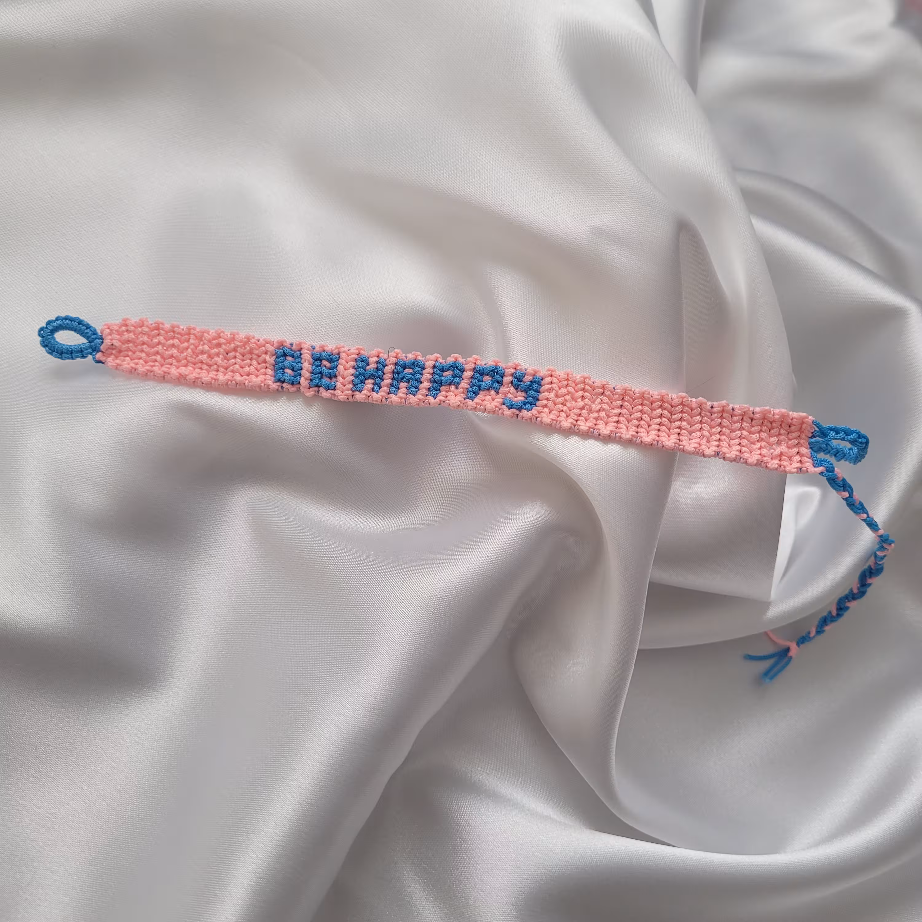 دستبند بافت آرمی. be happy.    رنگ صورتی و آبی م