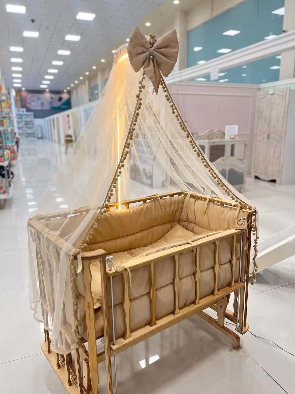 تخت کنار مادر گهواره شو رنگ نچرال با درب اسانسوری و تنظیم ارتفاع سایز 105 در 60 سانتیمتر و سرویس خواب کامل نسکافه ای با چراغ خواب  angel