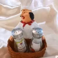 نمکدان و‌مجسمه نگهداری نمکدان و ادویه و ...