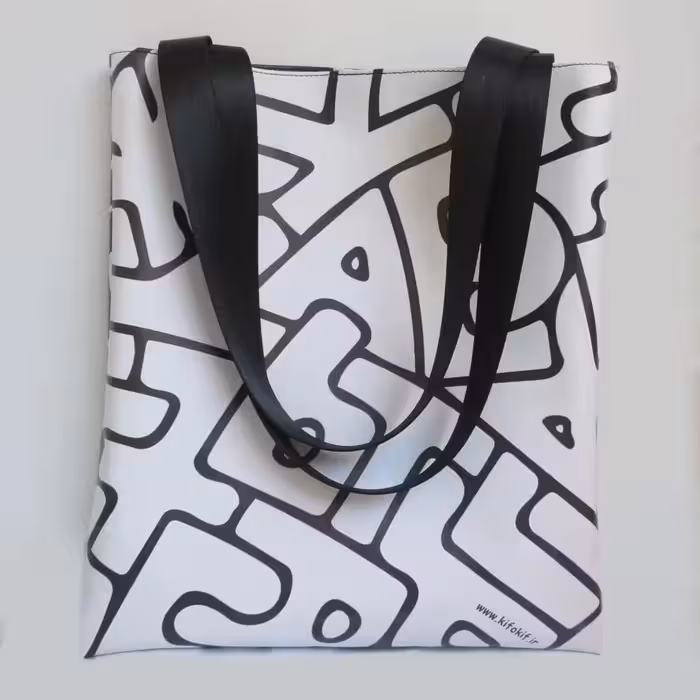 کیف تُت بگ زنانه دورنگ(یک طرف مشکی، یک طرف سفید) طرح آلفابت  کد 1004