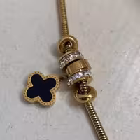 دستبند آویزد ار