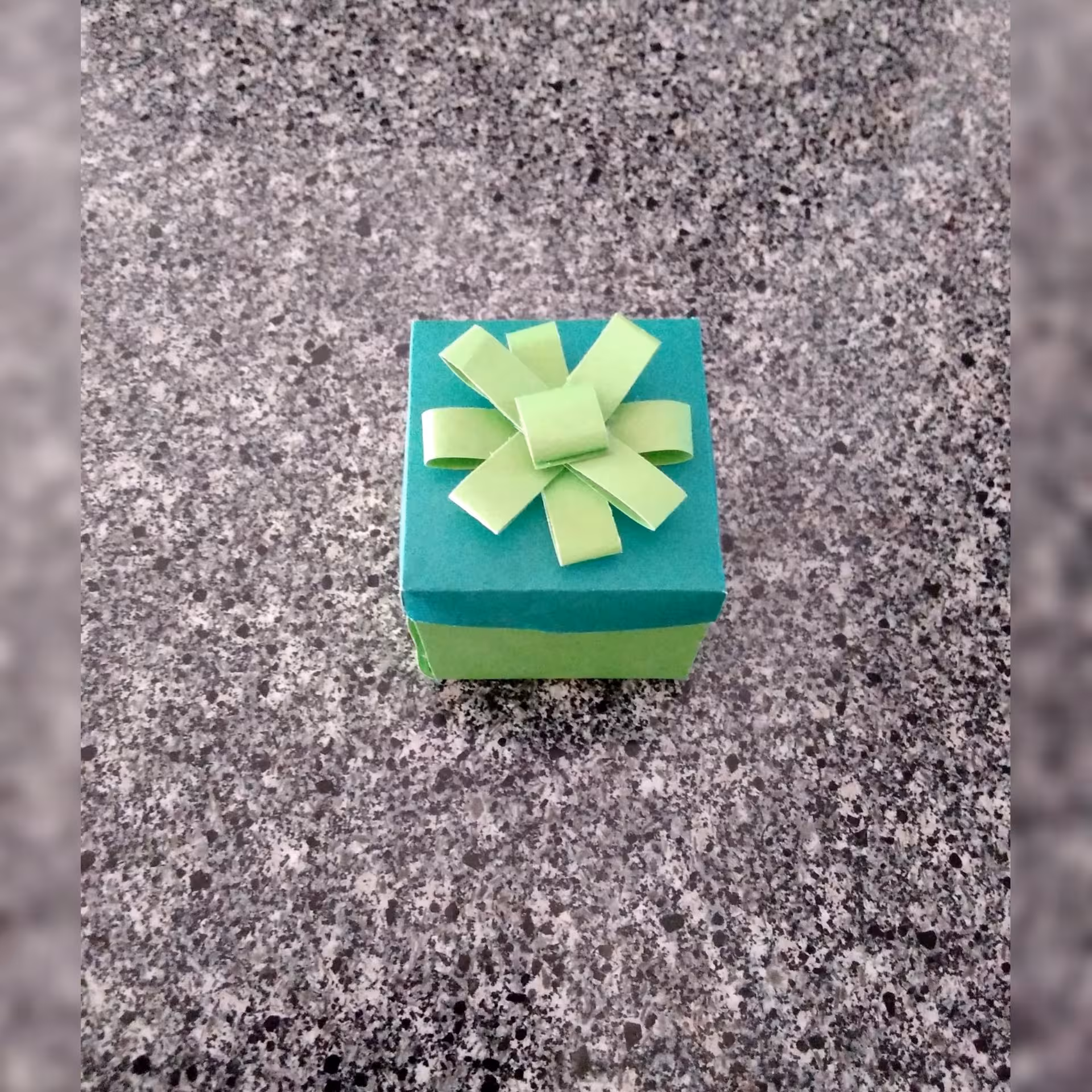 جعبه کادو برای هدیه دادن 7 در 7 رنگ سبز مقوا