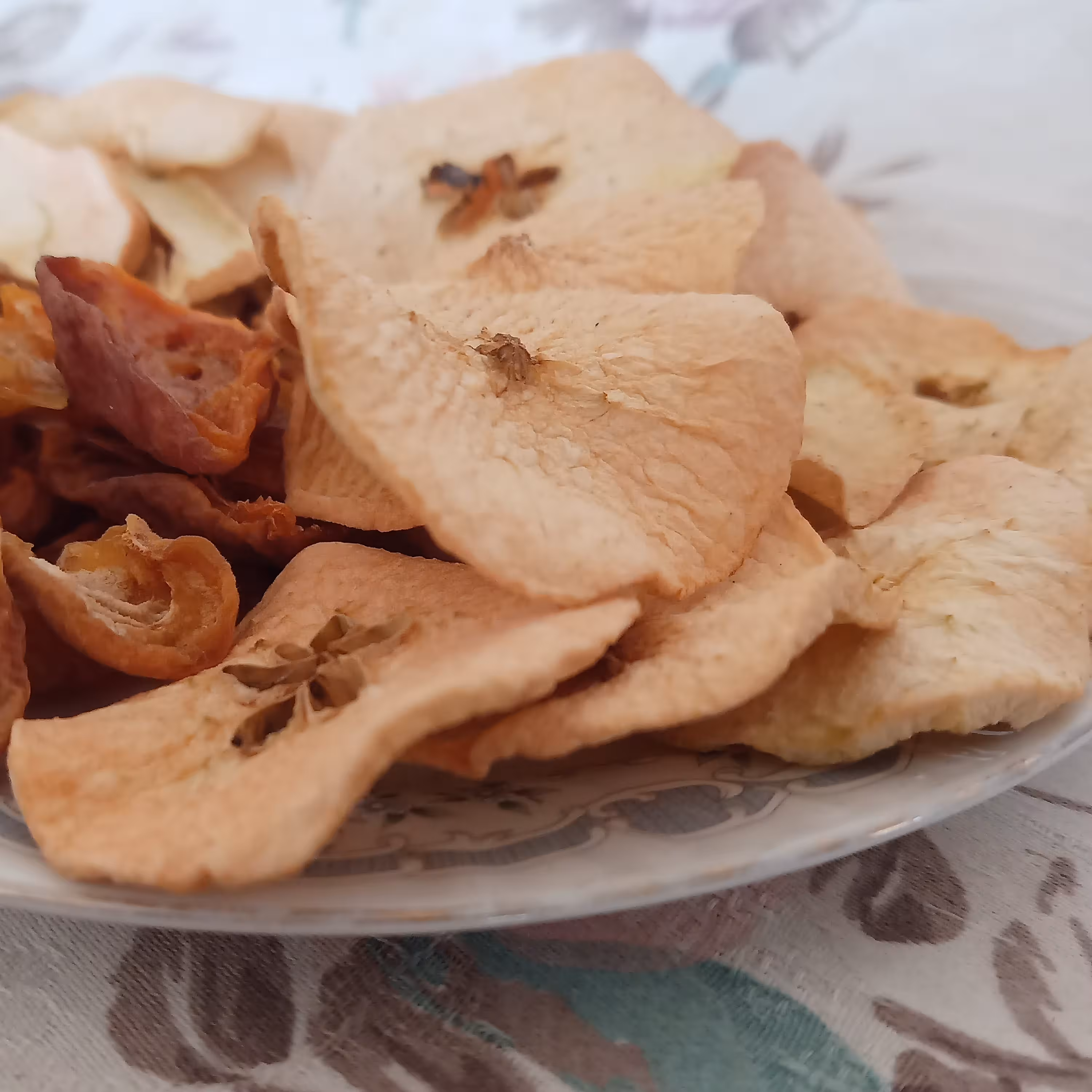 چیبس میوه سیب. بسیار خوش بافت و مخصوص مهمانی و دورهمی