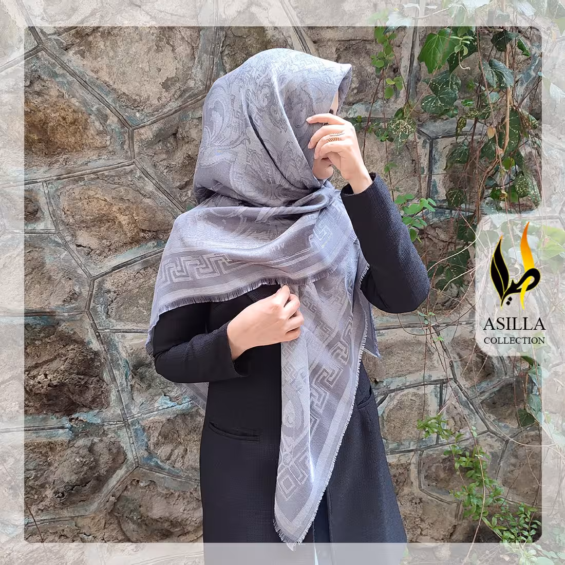 روسری زیبای ژاکارد ابریشم لمه دار رنگ طوسی طرح ورساچه