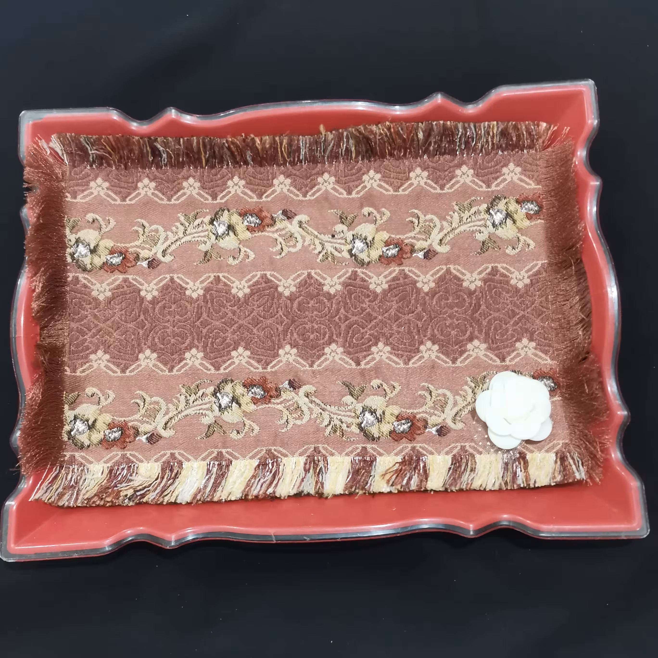 تو سینی گلدار کوچک