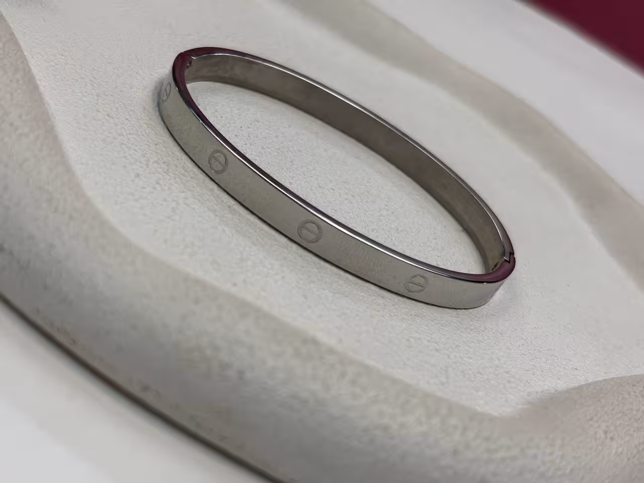 دستبند بنگل نقره ای استیل وارداتی کارتیر