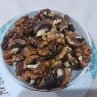 مغز گردو خورشتی و صبحانه ایرانی با رنگ تیره و مغز گوشتی به وزن 500گرم